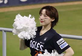 [Chụp ảnh] Ha Ji Won với mái tóc ngắn gợi cảm