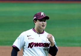 [Фото] 'Вы сделали это! Чже Ун сделал это.' Ким Джэ Унг заканчивает третий раунд в начале девятого иннинга.