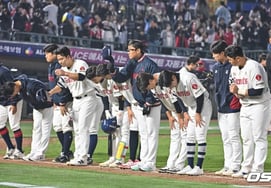 "Wow, all innings lost except for the 7th inning." Lotte's home opener catastrophic → 2-17 defeat to SSG... Almost 'all innings lost' for the first time ever!