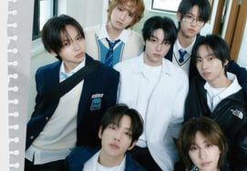 Widdit và bạn thân tạo dáng để lại kỷ niệmTrang bị khung ảnh 'Kỳ vọng vào Fan Con UP'