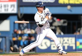 "Wow." Doosan's shocking! The 'strongest baseball' catcher made his dream debut as a starter → He changed his lineup a lot "Chanho, adjust number seven." [the scene of Jamsil]