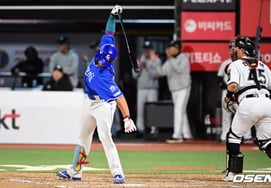 Cú đánh '10 cú đánh không có cú đánh nào' bị trì trệ, bang bang bang bang! Chỉ huy trưởng nói: "Thật tuyệt khi thấy Kim Young Woong."" 'Rốt cuộc là tại sao' [hiện trường Suwon]