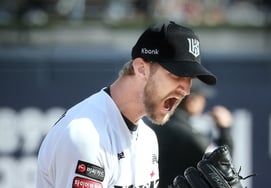 "The double play is not over." Foreign ace roars prematurely → Quick self-reflection, I trusted Lee Kang-min and Kim Sang-soo that much." Muscles remembered the ceremony..."