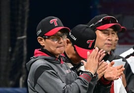 "0:4 → 6:4 Great reversal." Yeom Kyung-yeop took care of LG fans first "Thanks to the support of the away fans → Even the players who didn't give up compliments."