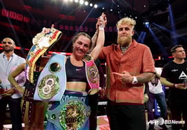 Jake Paul cam kết lớn lao: "Tôi sẽ mua cho bạn một chiếc bánh mì kẹp thịt" vô địch sắc đẹp nghèo nàn... "Tôi nhất định sẽ mua Mercedes-Benz chứ không phải Fiat 500.