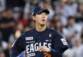 Are you sure you're the starter?' Hanwha Hwang Joon-seo KKKKKKK, but the early replacement of 'pitcher change → three run four' became a handshake [the scene of Jamsil]