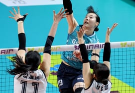 [Photo] Yoo Se-yeon and Kim Se-bin pierced them