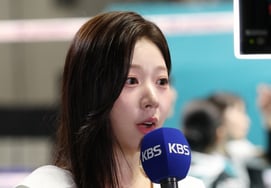 [Chụp ảnh] Heo Yoo Won, nữ thần truyền thông Hong Kong tiến vào sân thi đấu