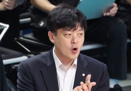 [Photo] Coach Lee Young-taek encourages the players