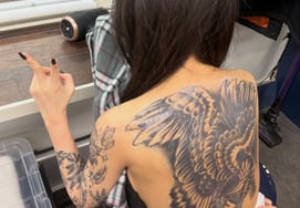 Actress Kim 女, collarbone, and back tattooed all over her body.."Hunt Dogs 2", hidden scene stealer KANGMIN [Star Issue]