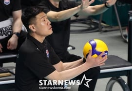 红了眼眶的"败将"金英来代理表示:"是我的不足"... "正规1位"道路公社的苦涩春天，失去主教练后实现"三连冠" [奖忠县长]