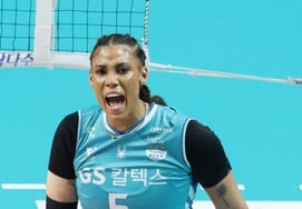 "冠军赛MVP全票"席尔瓦，膝盖疼痛难忍，"因为不只是我疼..." 宣布延长现役时间，"对退役的想法NO！" [奖忠县长]