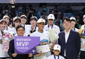 [Photo] MVP Silva 'Winning Medal to Daughter Siana'