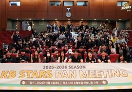 It was worth running 70km of 'Uijeongbu → Suwon'! Fan meeting enjoyed by both players and fans, and KB Insurance ends with smiles in the 2025-2026 season