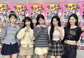 Phát tờ rơi trên đường phố.Buổi biểu diễn miễn phí của Lysense thành công vang dội