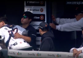 "怕选手受伤，对方教练吓一跳"，"怕选手踩到"，KBO更加闪耀的"尊敬文化" [申花燮的《Inside体育》]