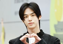 TOUR'S DOHOON, "Handsome, sculptural handsome man." [★ Photo]