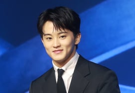 Mark: "Anh đã rất ngạc nhiên khi rời khỏi NCT đúng không? Xin lỗi và cảm ơn".Lời bày tỏ tâm sự đầu tiên