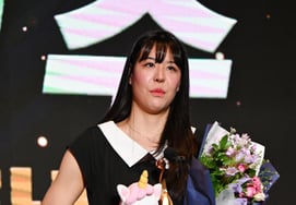 'National Treasure Center' Park Ji-soo's milestone won 5th regular league MVP... They're tied for first place [at the WKBL Awards]