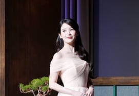 Появляется IU, принцесса. [★Фото]