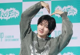 Kickflip Kyehun. "Lovely finger heart." [★ Photo]