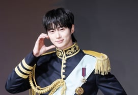 Byeon Woo Seok, the cheek heart of the army [★ Photo]