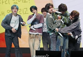 'Sân khấu comeback của những người bạn chân chính' [★Ảnh]