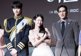 IU thể hiện sức hút giữa Byun Woo Suk và Noh Sang Hyun [★Ảnh]