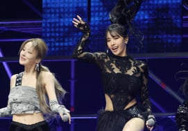 'Sân khấu bùng nổ' của Kiss of Life [★Ảnh]