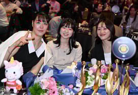 『なんと』同じチームでMVP候補が3人、史上最高の競争 勝者はパク・ジス 「今回は本当に受け取れないかと思ったんだけど…」" [WKBL表彰式の現場]