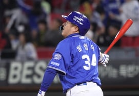 『デイル·ホーム送球のバタフライ効果』でダブルプレイを回避したサムスン、KIAに『1:3→10:3』の大逆転ショー！ チェ・ヒョンウのスリーホームラン＋4打点、すごい [光州現場レビュー]