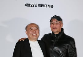 イ・ミョンセとチョ・ソンウ、『ラン 12.3』の二人の監督 [★写真]