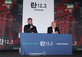 答える『ラン 12.3』イ・ミョンセ・チョ・ソンウ監督 [★写真]