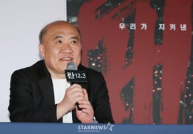 回答问题的《兰12.3》音乐导演赵成宇 [★照片]