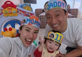 Lee Kyu Hyuk ♥ Son Dam Bi tổ chức tiệc thôi nôi cho con gáiNhẫn vàng nguyên chất + khoe quà hiệu