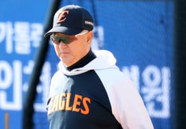 [Фото] «Давайте внимательно следить за состоянием игроков!'  Тренер Ким Кён Мун