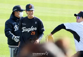 [Photo] "Talking with Yang Sang-moon." Hwang Jun-seo