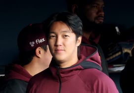 [Chụp ảnh] Ahn Yoo Jin: 'Tấm lòng của anh đã lên gò đất rồi'