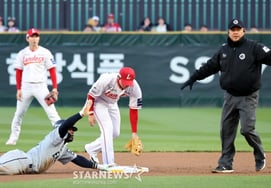 [Photo] "Two-base hit in the top of the first inning." Peraza