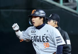 [Фото] Кан Бэк Хо сказал: "Срочный удар в начале девятого иннинга и просьба заменить"