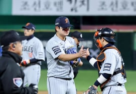 「強いチームは一度は勝たなきゃ」1位を抑えたハンファ、パク·サンウォン→チョン·ウジュ→キム·ソヒョンの『ブルペンノーヒットピッチング』も嬉しかった [インチョン現場]