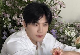 Kim Sun Ho khoe visual nam thần nở rộ trên cánh đồng hoa"Tôi không biết ai là hoa"