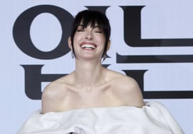 Энн Хэтэуэй "Пак Чан Ук и режиссер Бон Чжун Хо, я хочу взять интервью"" [Дьявол носит Праду 2.]