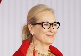 Meryl Streep's "Elegant Hand Greetings" [★ Photo]