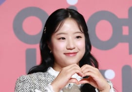 Пожертвование "Сердце тоже национальная команда" Шин Ю-бин в размере 100 миллионов вон и рис, представленный в Данджине, были возвращены нуждающимся соседям.