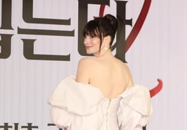 Anne Hathaway's "Perfect Back Side." [★ Photo]