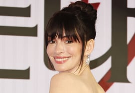 Anne Hathaway's "Falling Smile" [★ Photo]