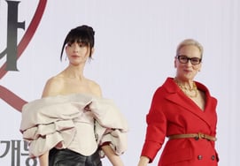 Anne Hathaway - Meryl Streep 'Andy and Miranda in hand' [★ Photo]