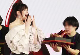 Anne Hathaway "K-High Heels," so pretty' [★ Photo]