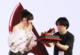 Anne Hathaway, "I'm serious about high heels." [★ Photo]